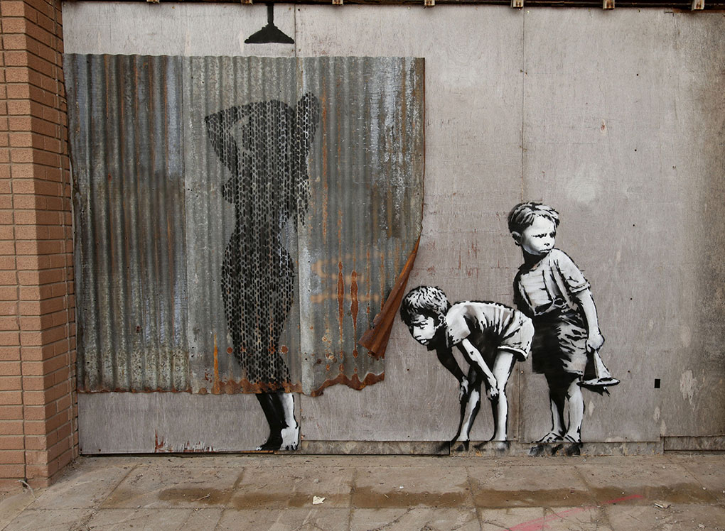 Banksy Boys Peeking - Dismaland